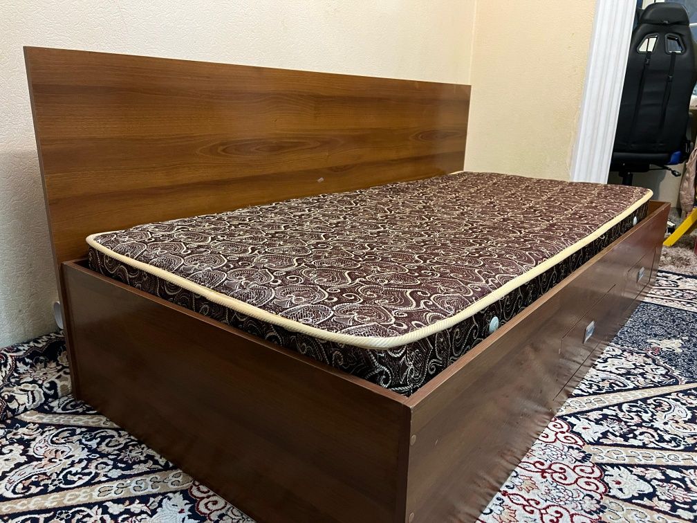 Продам кровать с матрасом