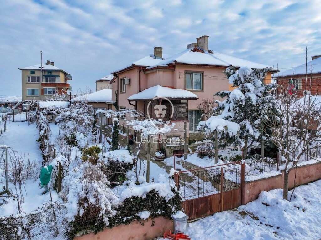 Уютна двуетажна къща с парцел в Средец, област Бургас