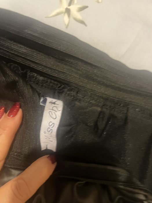 Малка, къса, черна мини пола с елегатна черна дантела , цип