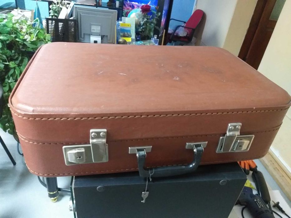 продам "советский" чемодан