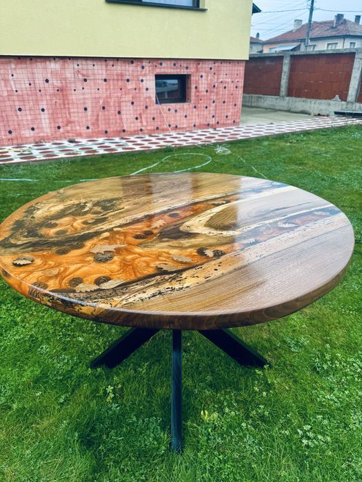 Трапезна маса от Орех и Епоксидна смола