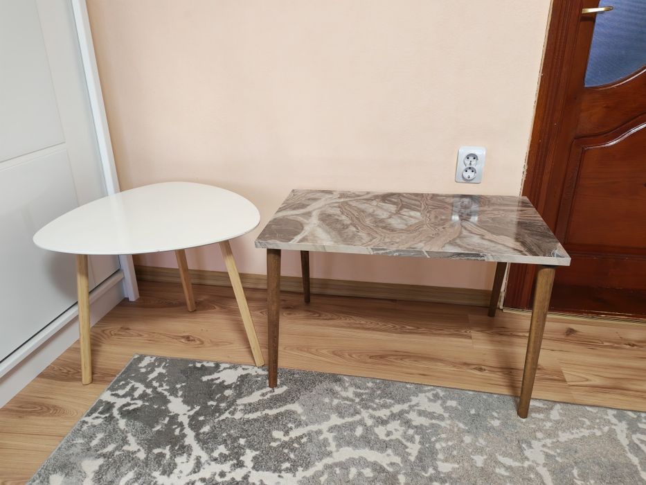 Vand  două măsuțe