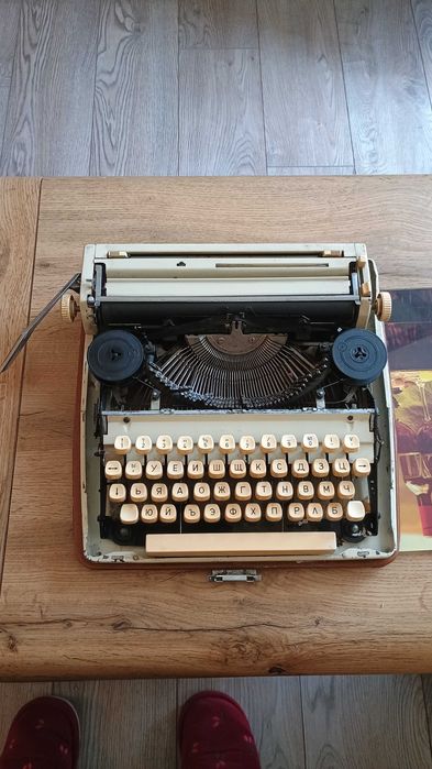 Продавам пишеща машина