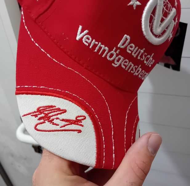 Оригинална шапка на Михаел Шумахер с автограф