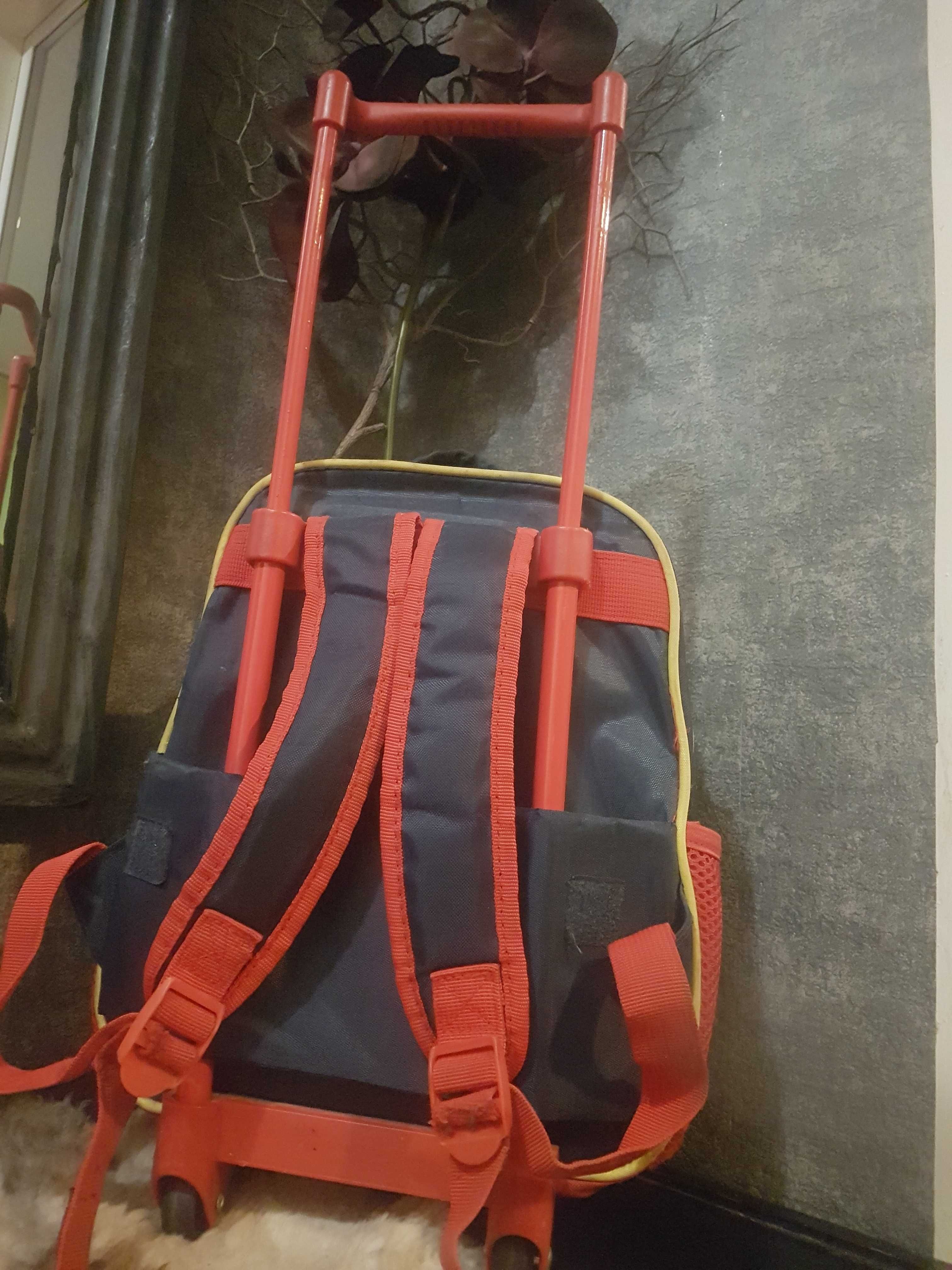 Чанта маккуин с колелца