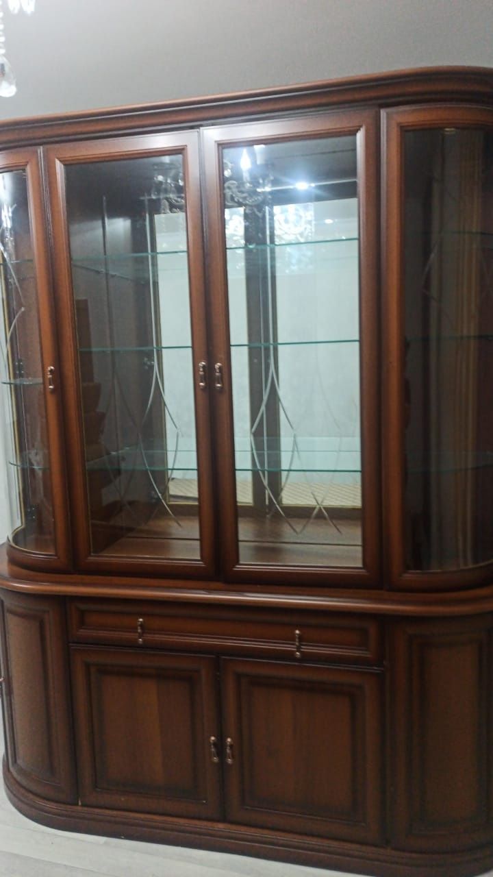 Продам сервант в гостиную.