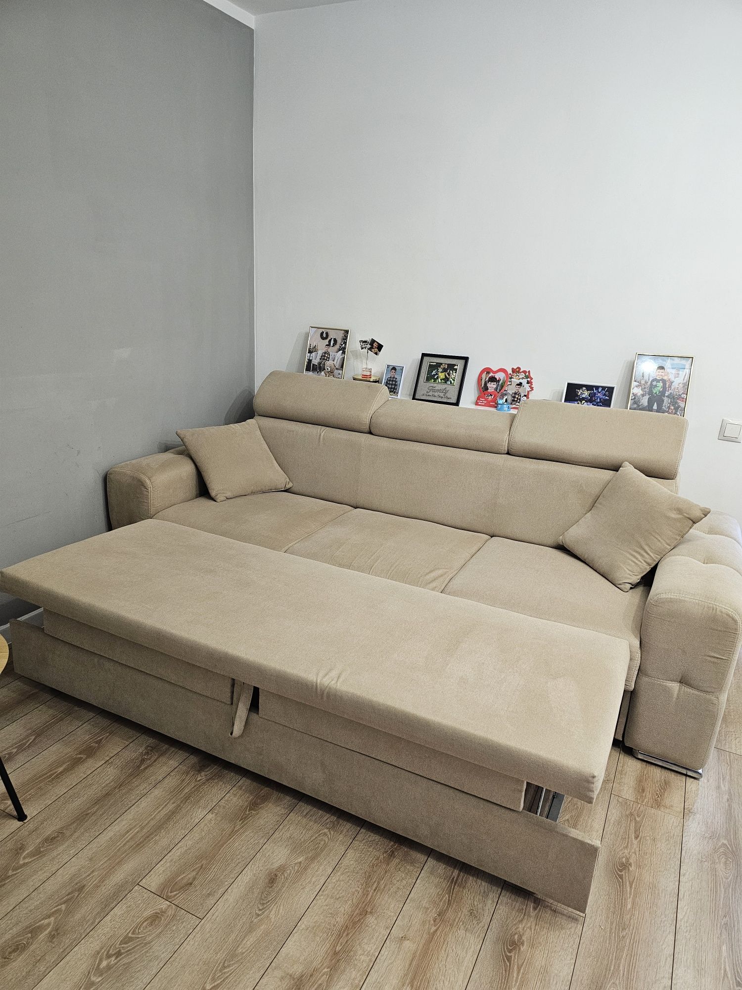 Canapea extensibila cu 3 tetiere , crem