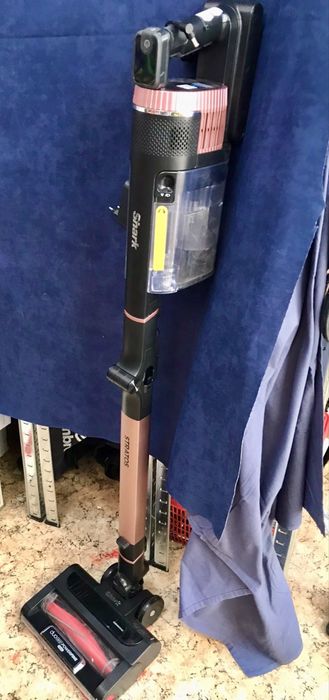 Вертикална прахосмукачка Shark IZ400EU