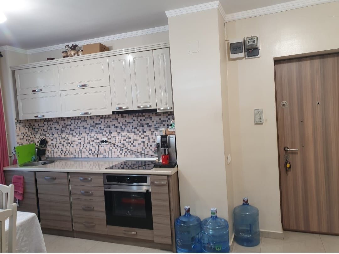 Vand apartament parter înalt și garaj