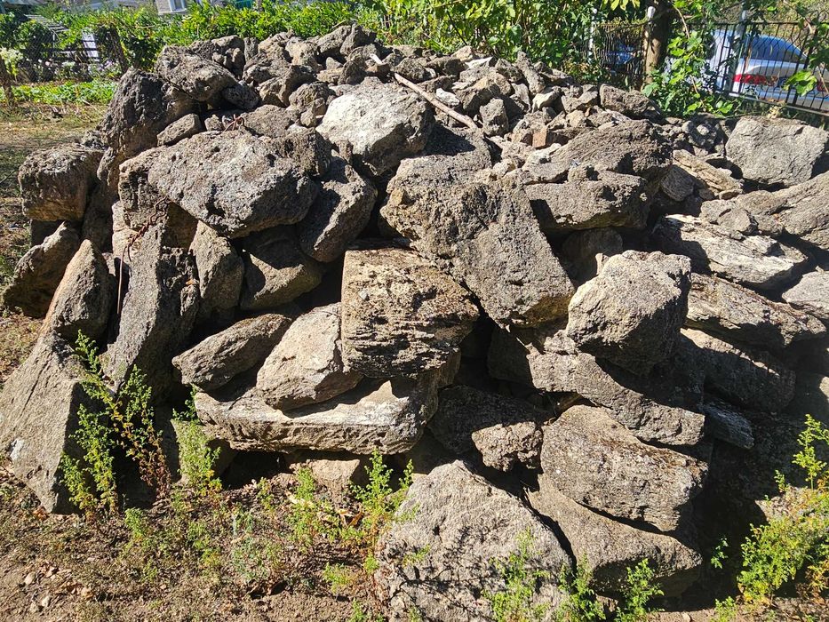 Продавам камъни за строеж (основа или ограда)