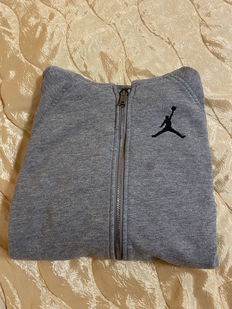 Продавам горнище Nike Jordan