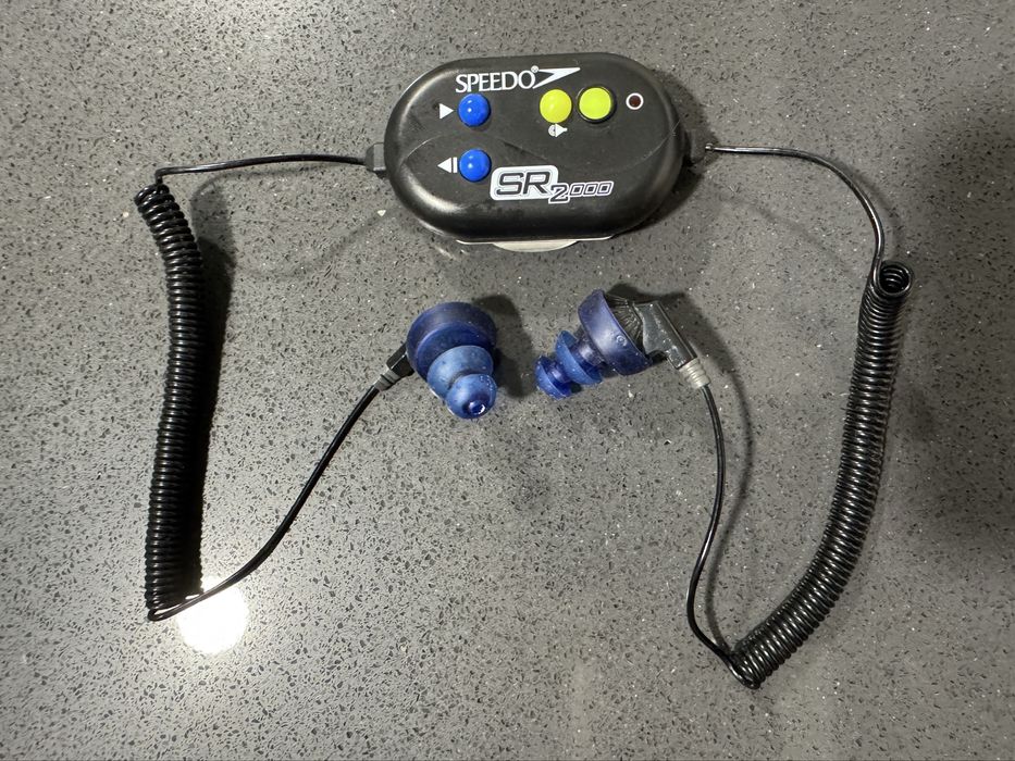 Vand radio Speedo inot, pentru piscina sau mare.