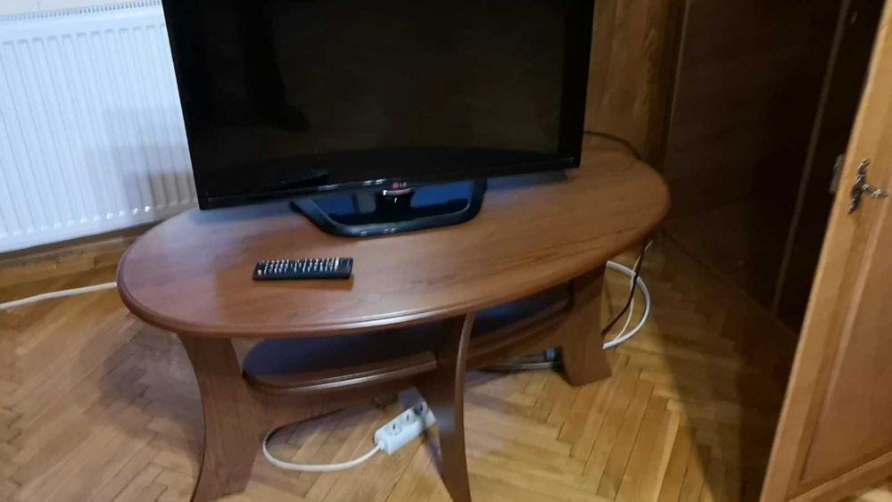 Masuta sufragerie impecabila, lemn si mdf furniruit