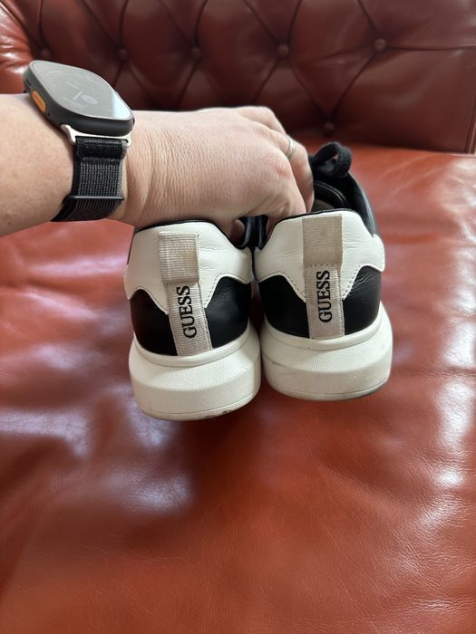 Adidasi Guess, piele naturala, marimea 42, purtati de cateva ori.