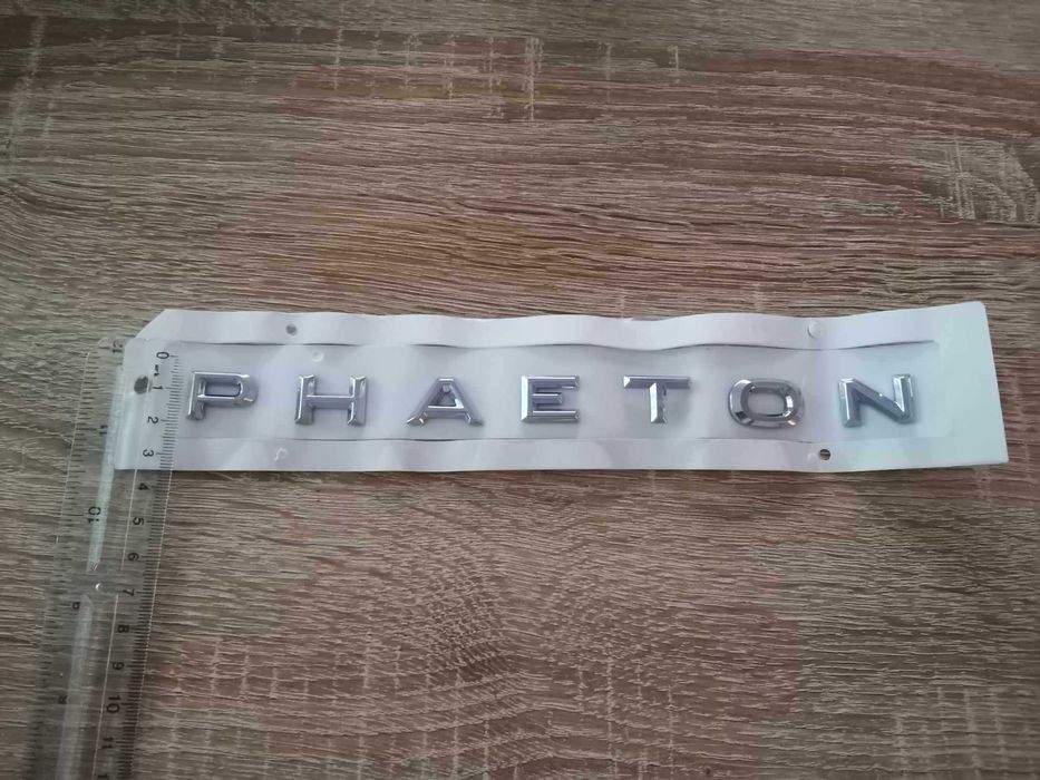 сребрист надпис Volkswagen Phaeton