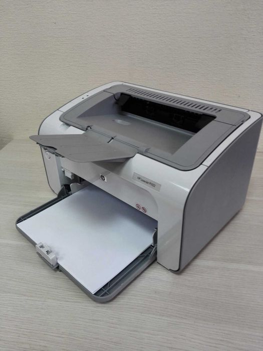 Принтер HP Laserjet P1102 продам в компл. картридж полный все шнуры