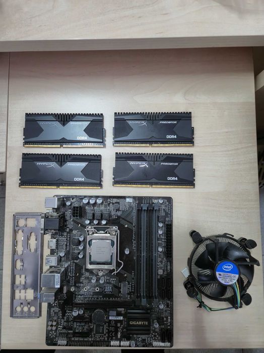 Дъно Gigabyte B250M-DS3H,процесор i3-7300,рам DDR4 Kingston 4x4GB
