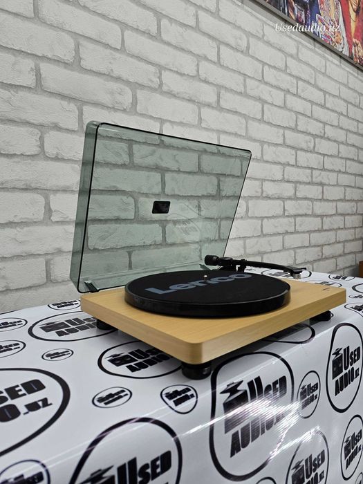 Виниловый проигрыватель Lenco L-30.