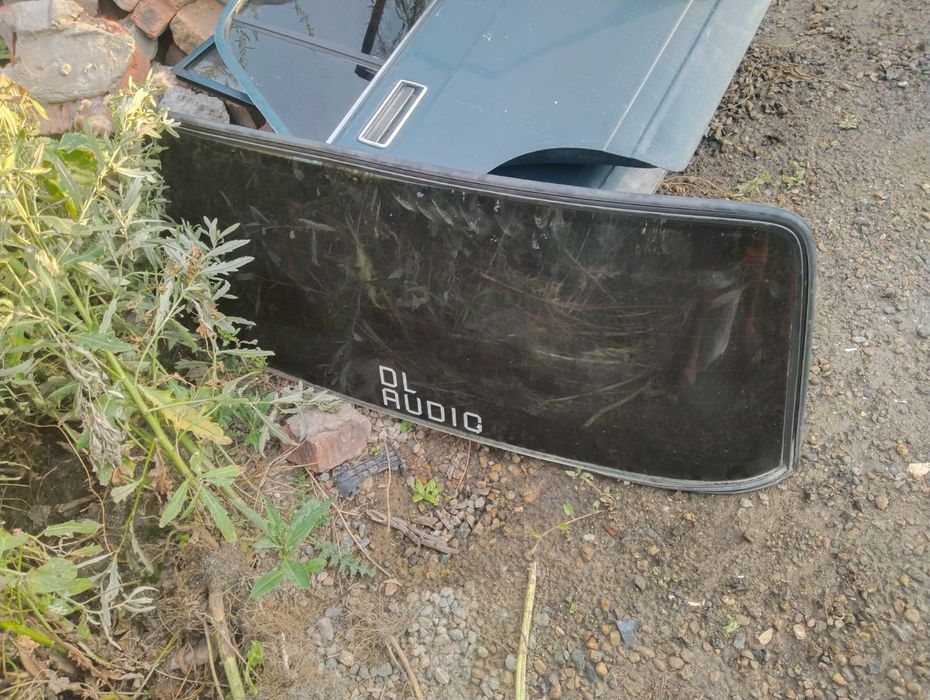 Продам заднее стекло