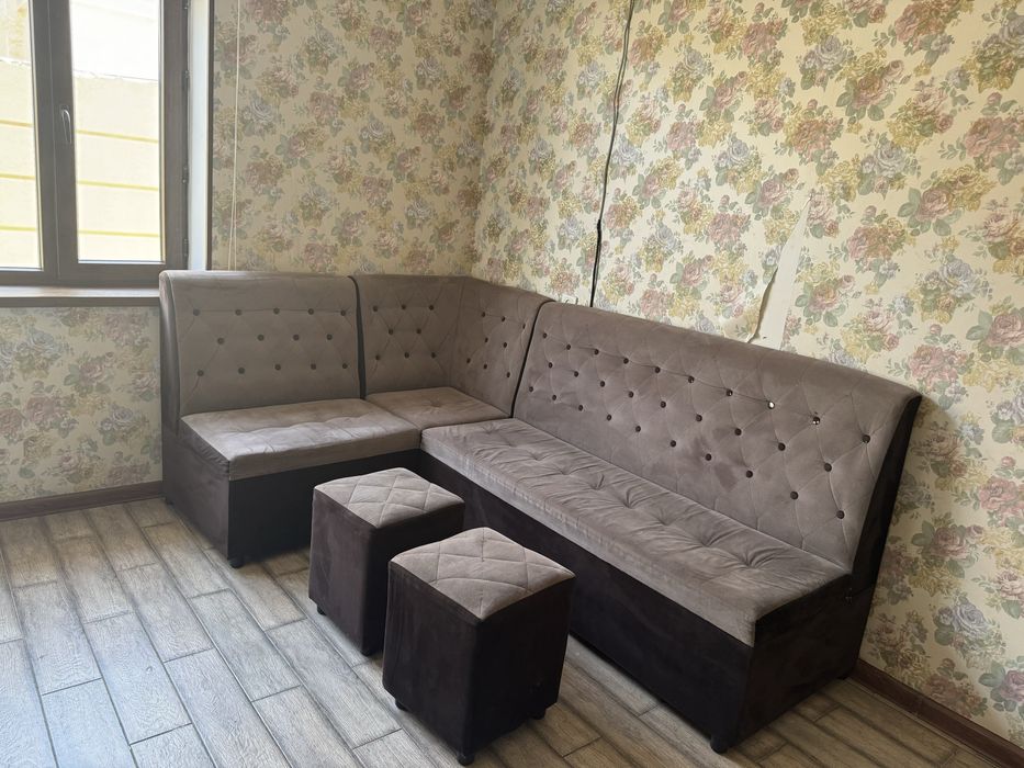 Угловой диван и стол