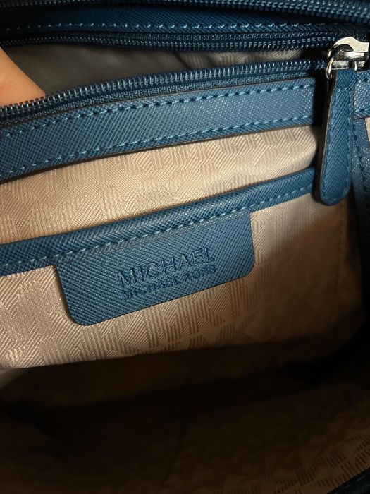 Кожена чанта Michael Kors Jet set shopping синя