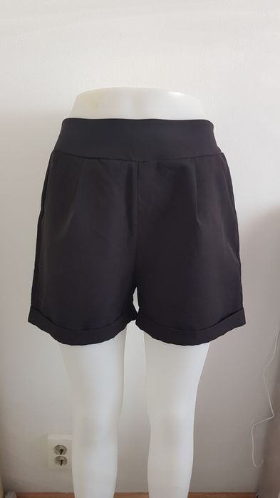 Pantaloni scurți