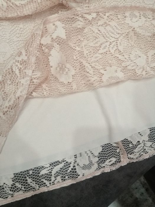 Женская блузка из гипюра нежного цвета
