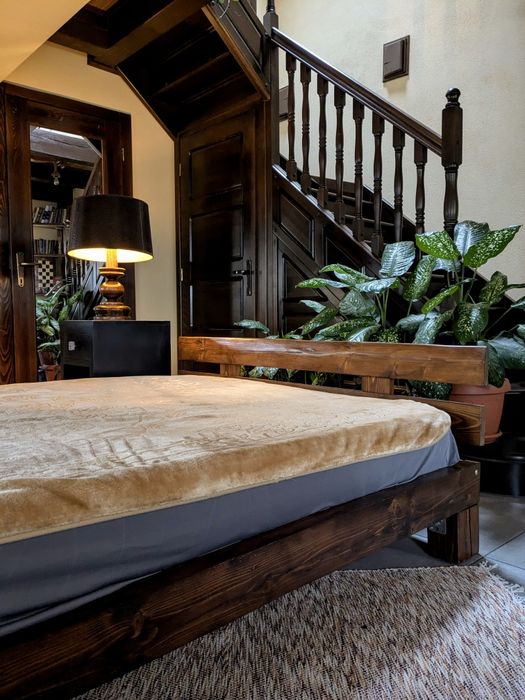 Pat rustic din grinzi vechi