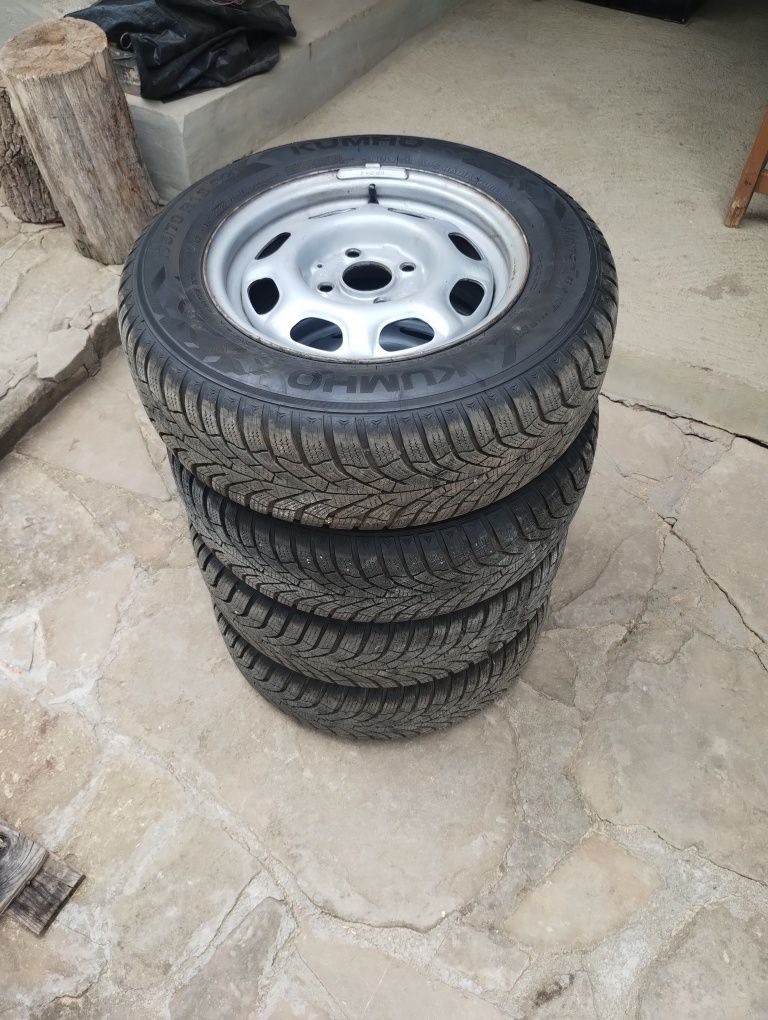 Зимни гуми с джанти 4бр. 175/70/R13 Kumho