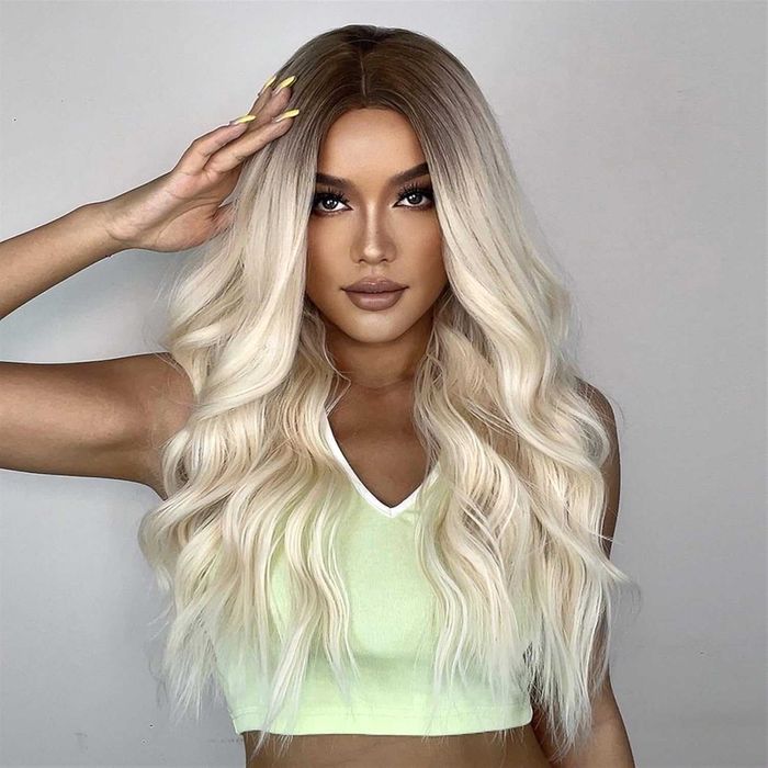 Висококачествена светло руса чуплива перука с тъмни корени на път