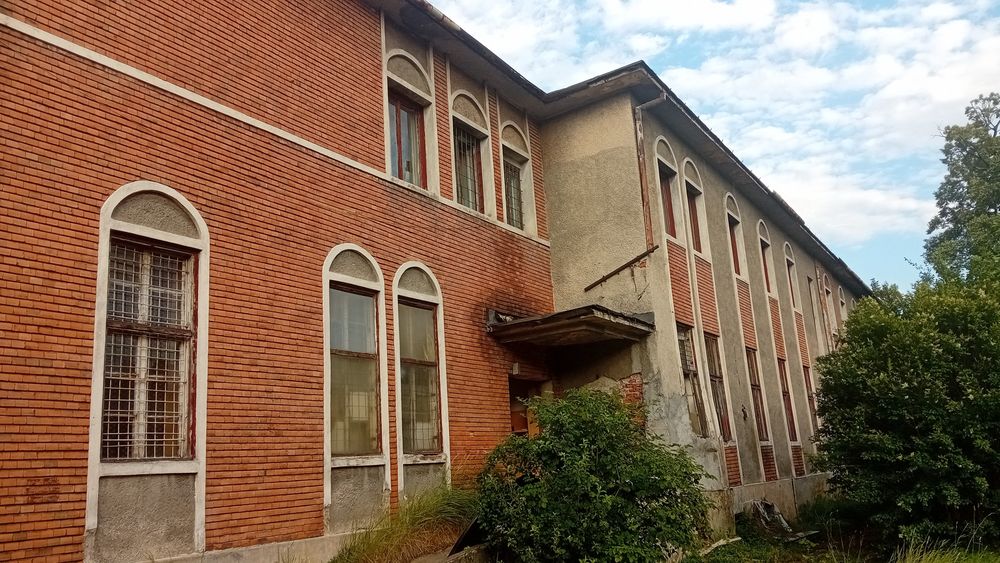 Vând cladire 40 camere