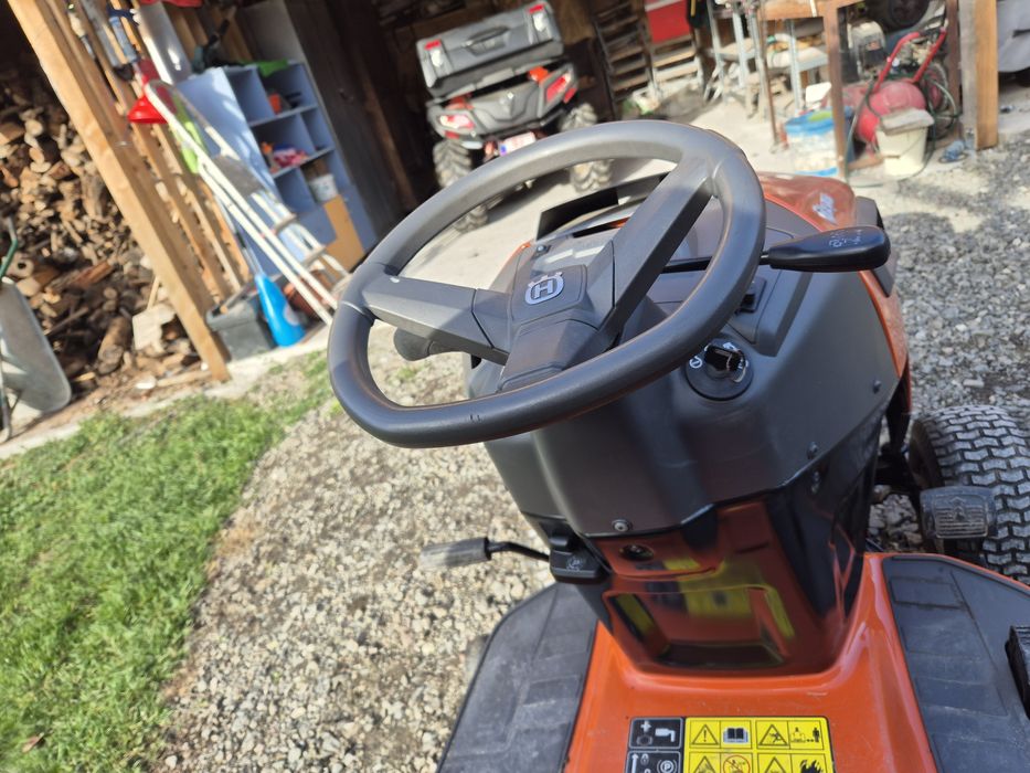 Tractoras gazon husqvarna