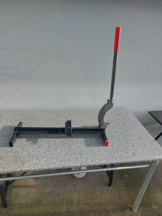 Гилотина за ламинат и винил