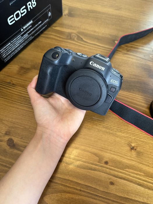 Canon R8 + 50mm 1.8 + пълен фотографски комплект + гаранция. Като нов