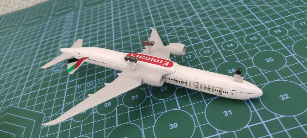Коллекционная модель самолета Боинг 777