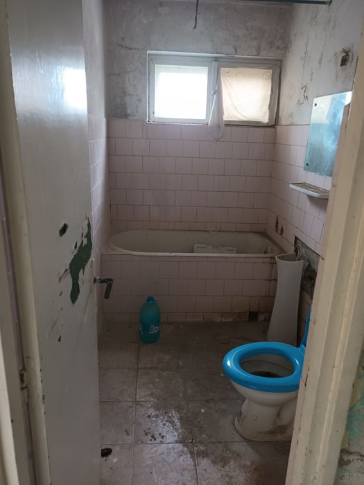 Apartament 3 camere ,baie bucătărie hol debara