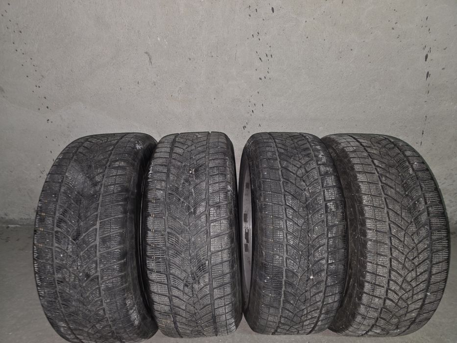 Зимни гуми Goodyear 255/50/19  с оригинални BMW джанти от Х5