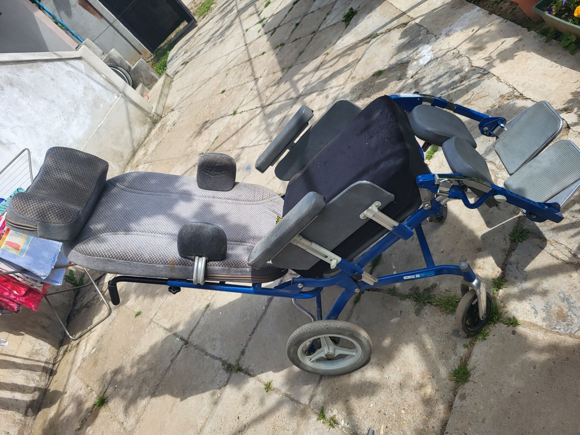 Carut/fotoliu rulant pentru persoane cu dizabilitati