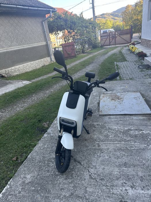 Vand scuter electric cu pedale