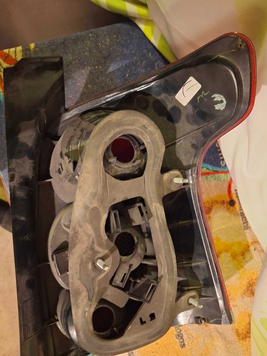 Преден ляв фар и заден ляв стоп -оригинални за Тойота Авенсис, 2008г,