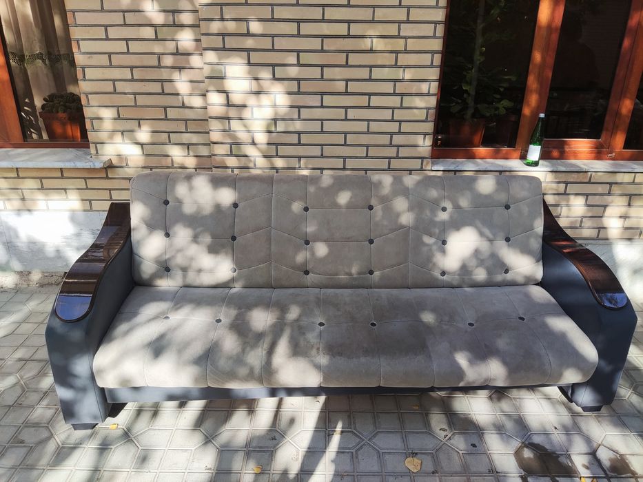 Диван напротив телевизора