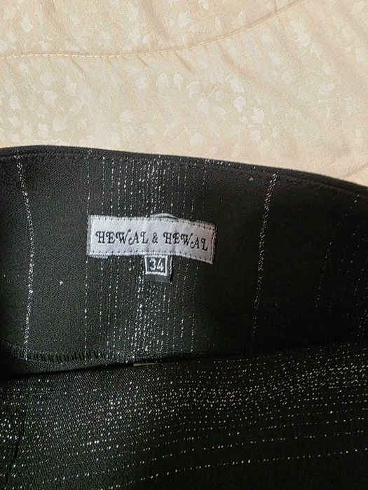 Дамска пола, размер XS, черна с лъскави нишки