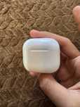 Vând carcasa APPLE AirPods 4