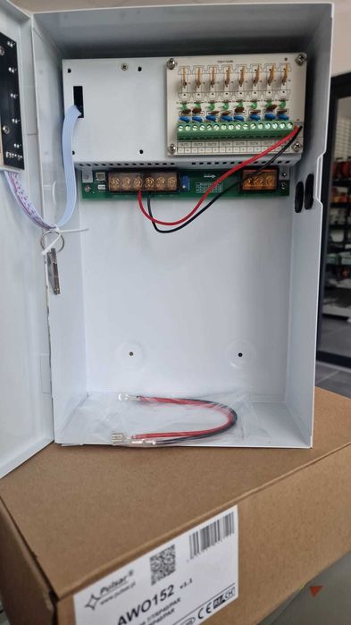 Sursa de alimentare cu backup, pentru sisteme CCTV, cu 8 canale