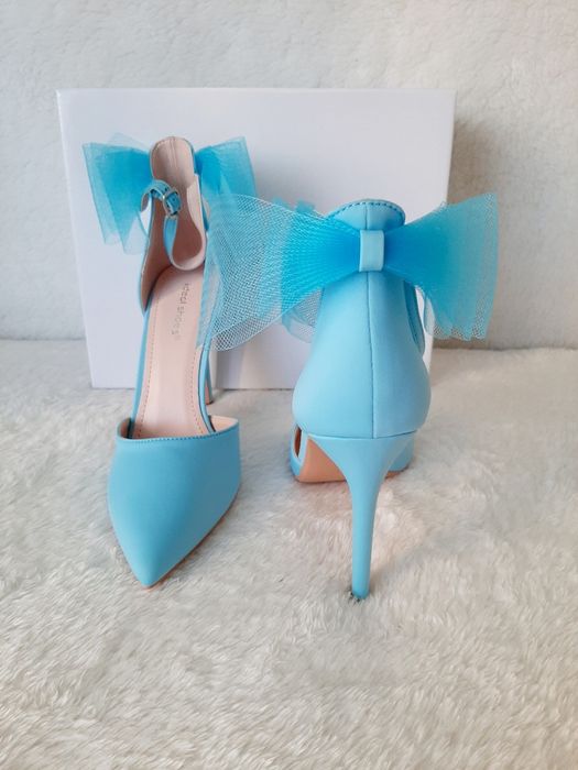 Дамски обувки с панделки.