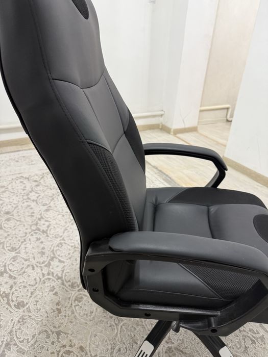 Кожаное кресло б/у