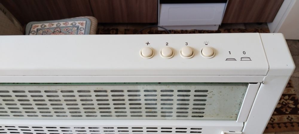 Вытяжка Turbo на кухню в рабочем состоянии.