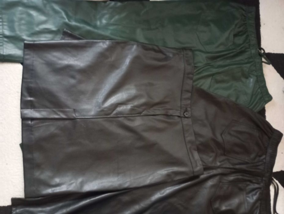Два кожени панталона черен и зелен и кожена черна пола.