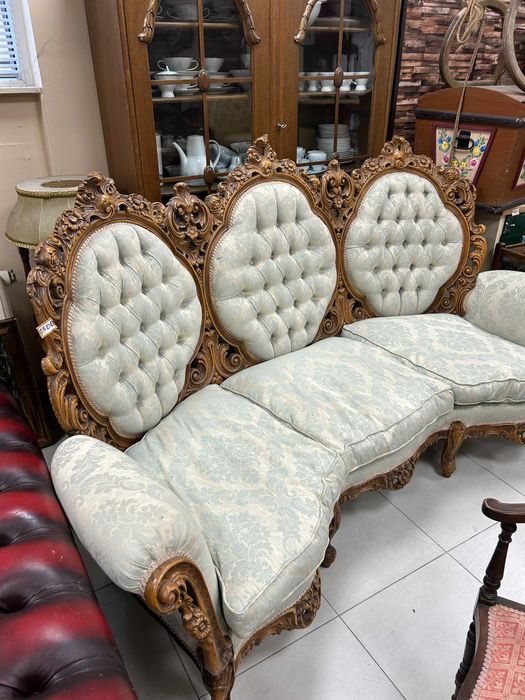 Троен диван с богата дърворезба и бледосиня дамаска.