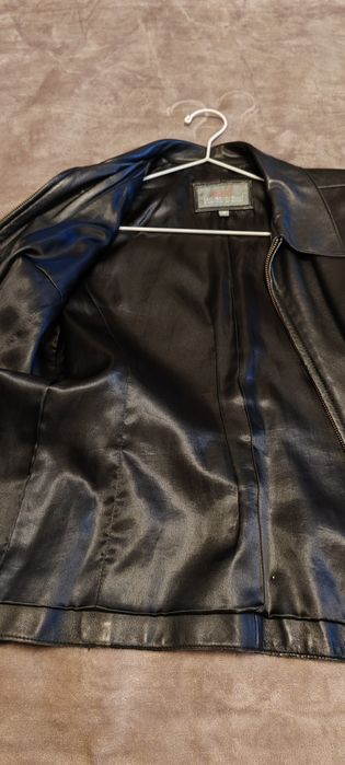 Haina de piele in stare buna